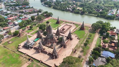 ¡Sumérgete en la Historia y la Naturaleza: Explora el Templo Wat Chaiwatthanaram!