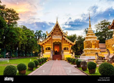  Wat Phra Singh: Un Templo Budista Emblemático con Historia y Esplendor