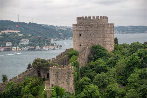 ¡Sumérgete en la historia y la majestuosidad de la Fortaleza de Anadoluhisarı! Un baluarte costero que te transporta a épocas pasadas.