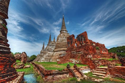 ¡Explora la magia ancestral del Parque Histórico Wat Phra Si Sanphet en el corazón de Ayutthaya!