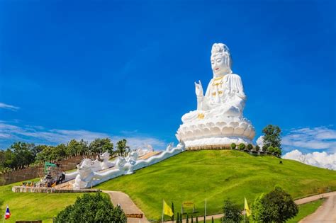 ¡Explora la majestuosidad del Wat Huay Pla Kung en Hua Hin, un templo budista con vistas panorámicas!