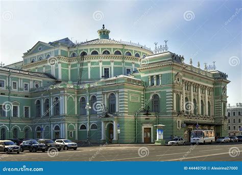 ¡El Teatro de Ópera y Ballet Mariinsky: Un Templo del Arte en San Petersburgo!