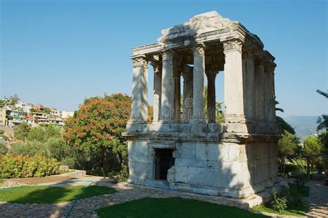 El Mausoleo de Halicarnaso: Un antiguo monumento que te transportará a la era helenística!